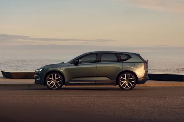 Volvo EX60, SUV électrique vu de profil au bord de mer