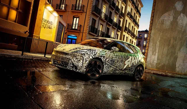 La Cupra Raval, citadine électrique de la marque sportive du groupe Volkswagen, vue de trois quarts avant