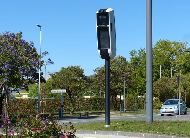 Radar tourelle installé au bord d'une route en France, sur son mât gris