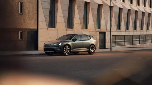 Volvo EX60, SUV électrique premium, vue de trois quarts avant dans une rue