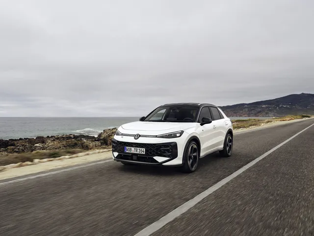 Le nouveau Volkswagen T-Roc blanc de face sur une route côtière