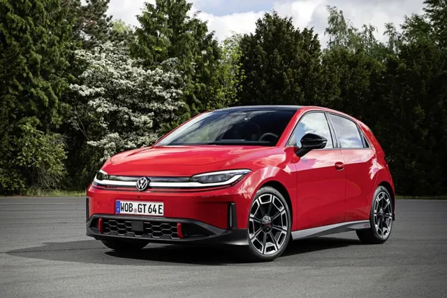 Volkswagen ID. Polo GTI électrique rouge de trois quarts avant