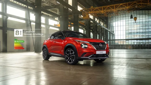 Nissan Juke 2026 de trois quarts avant, carrosserie rouge