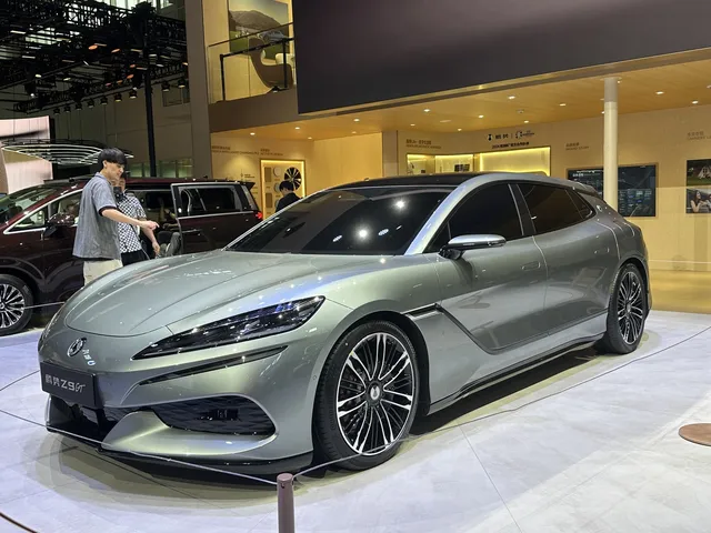 La Denza Z9 GT, break de la marque premium de BYD, exposée sur un stand