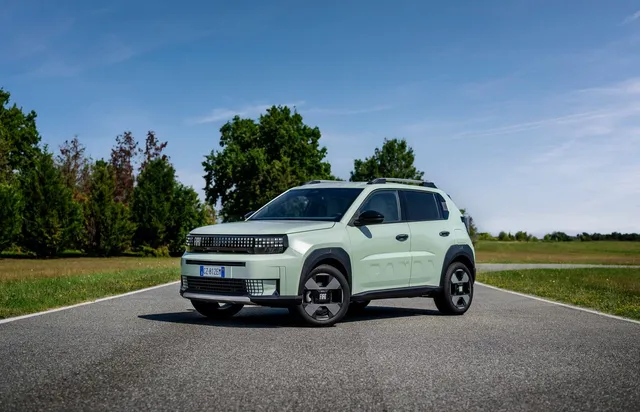 Fiat Grande Panda vue de trois quarts avant, phares pixellisés et lettrage PANDA en relief sur la portière