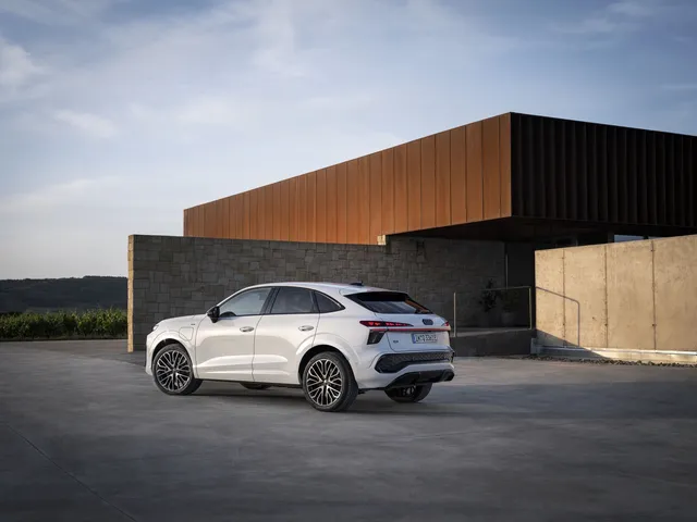 Audi Q3 Sportback e-hybrid 2026 de couleur blanche, vue arrière trois quarts