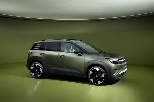 Volkswagen ID.Cross électrique 2026, SUV compact vert, vue de profil