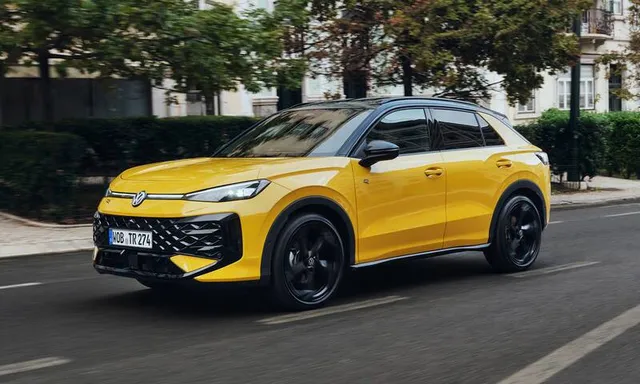 Volkswagen T-Roc 2026 jaune de face, trois quarts avant, en ville