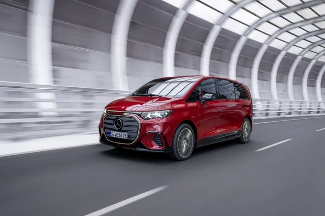 Mercedes VLE électrique rouge sur une route en tunnel
