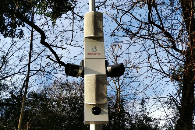 Radar sonore Hydre de Bruitparif fixé sur un poteau, avec ses capteurs acoustiques et ses caméras de lecture de plaque