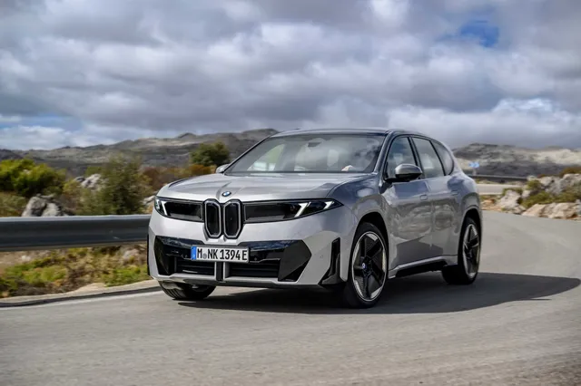 BMW iX3 Neue Klasse gris argent sur une route de montagne