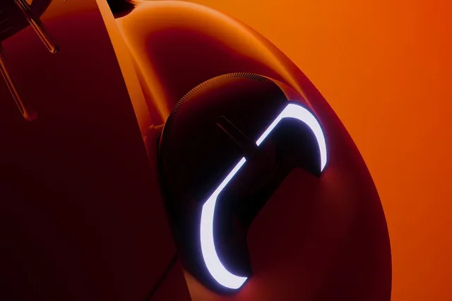 Teaser officiel du concept Citroën 2CV électrique, carrosserie orange et feu avant lumineux