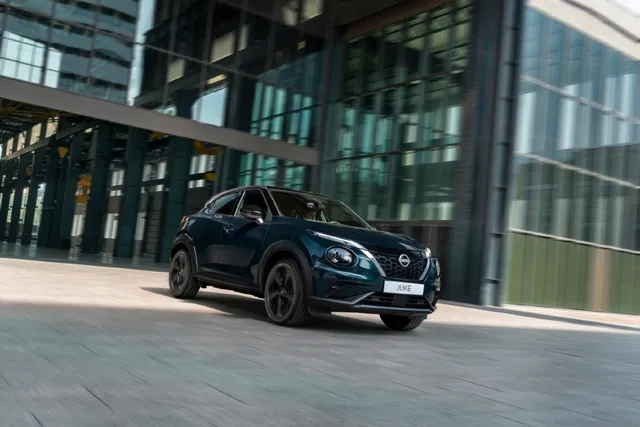 Nissan Juke Pulse 2026 vert Cayuga en mouvement, trois quarts avant