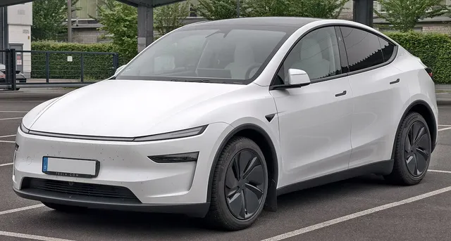 Tesla Model Y électrique blanche vue de trois quarts avant