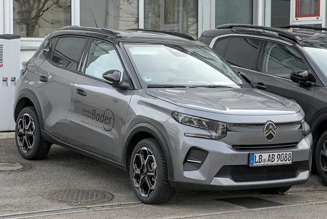 Citroën C3 électrique grise stationnée devant une concession