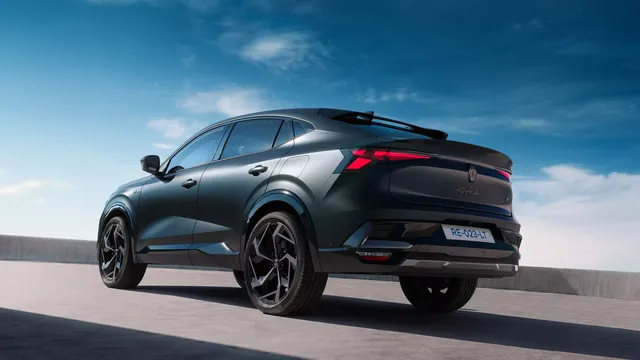 Renault Rafale Hypnotic série limitée vue de trois quarts arrière, teinte Noir Forêt Satin et jantes 21 pouces