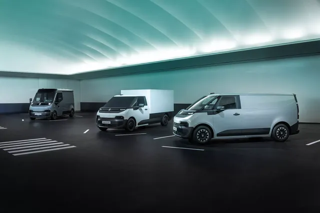 Renault Estafette E-Tech électrique aux côtés de la Goélette et du Trafic E-Tech