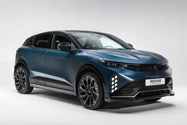 Renault Mégane E-Tech restylée 2026 en studio, vue trois quarts avant