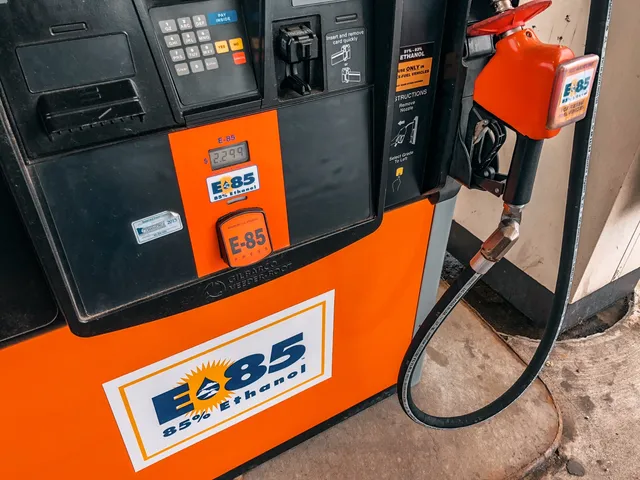 Pompe de Superéthanol-E85 avec étiquette E85 85 % éthanol et pistolet orange