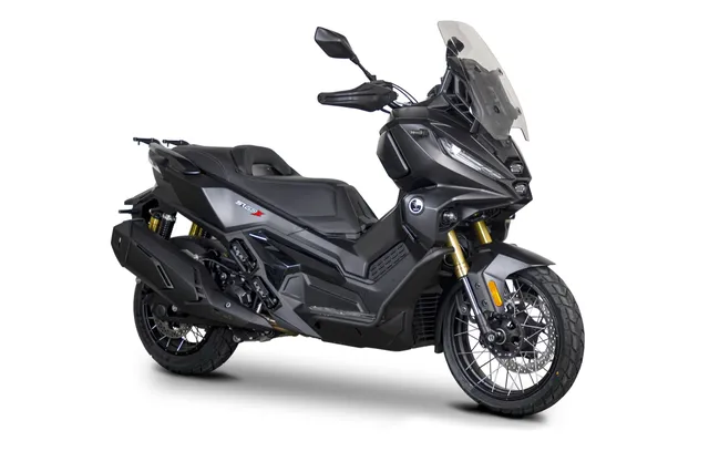 Maxi-scooter Voge SR 450 X noir de trois quarts avant, pare-brise et roues à rayons