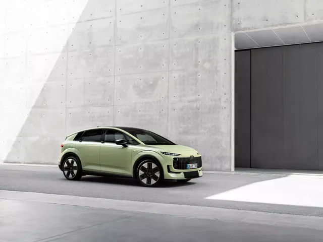 Audi A2 e-tron 2026 vert pâle de trois quarts avant devant un mur de béton