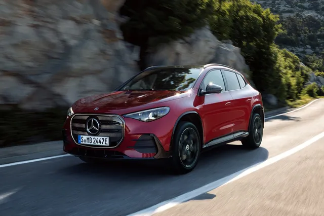Mercedes GLA EQ électrique rouge de trois quarts avant sur une route de montagne