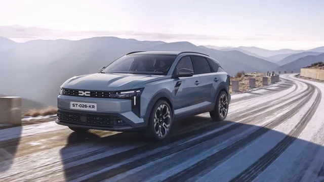 Dacia Striker 2026, break surélevé hybride, de trois quarts avant sur une route de montagne