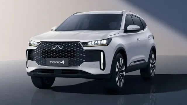 Chery Tiggo 4 HEV blanc de trois quarts avant, SUV hybride présenté au Mondial de Paris 2026