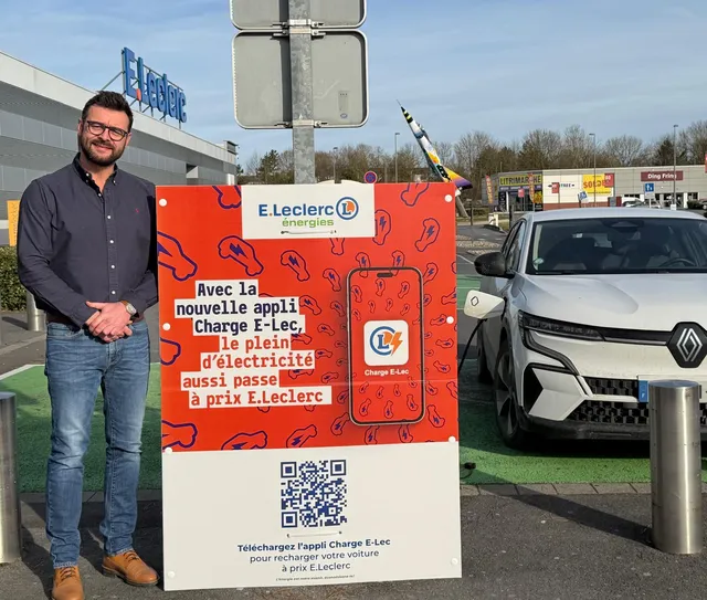 Borne de recharge Charge E-Lec sur un parking E.Leclerc, avec une Renault Megane electrique branchee
