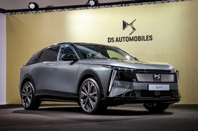 Le DS N°7, grand SUV premium électrique de DS Automobiles, vu de trois quarts avant