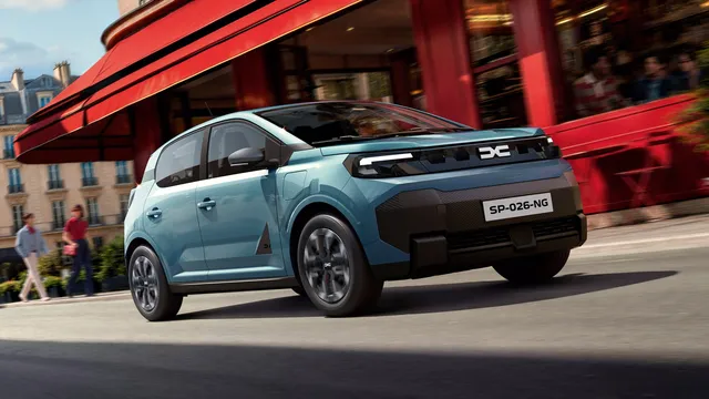 La nouvelle Dacia Spring électrique 2026 de couleur bleue dans une rue parisienne