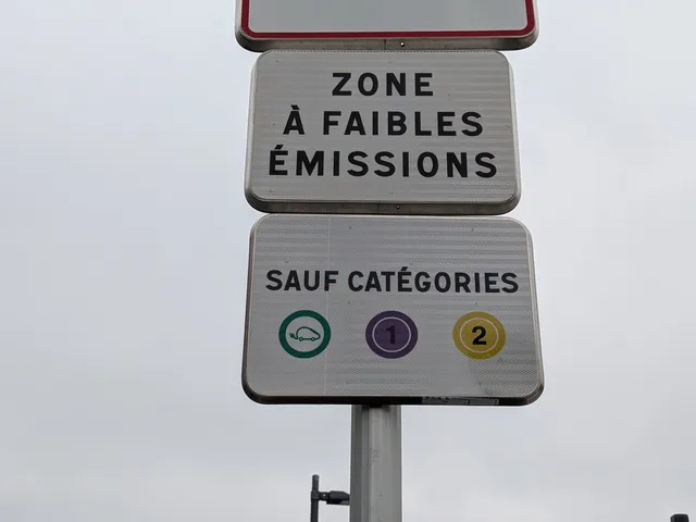 Panneau d'entree d'une zone a faibles emissions (ZFE) a Lyon