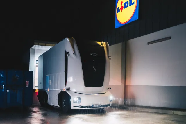 Le camion électrique autonome Einride sans cabine devant un magasin Lidl, de nuit