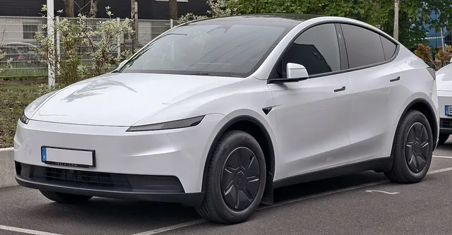 Tesla Model Y garée, vue de trois quarts avant