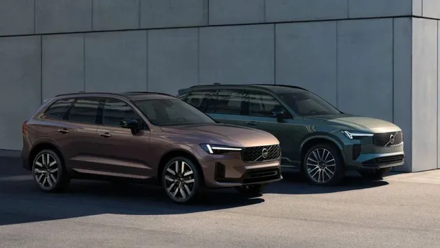 Volvo XC60 et XC90 Long Range hybrides rechargeables 2026 stationnés devant un mur en béton