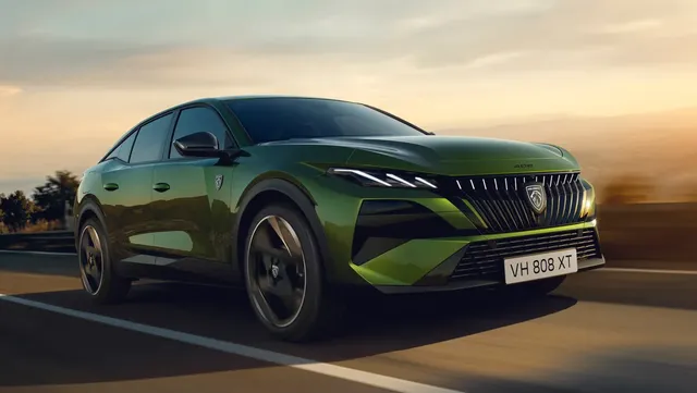 La Peugeot 408 restylée 2026 en vert Flare Green, avec sa nouvelle face avant à l'écusson éclairé