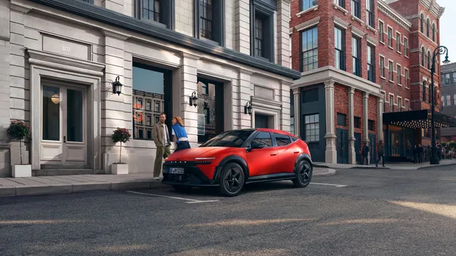Hyundai Ioniq 3 rouge stationnée dans une rue urbaine