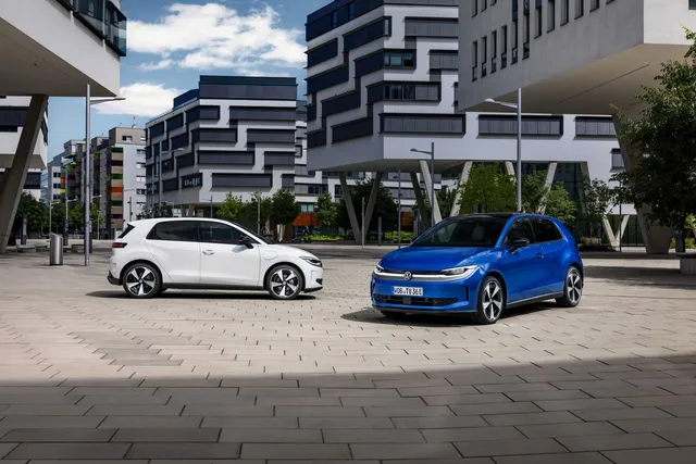 Volkswagen ID.Polo électrique en ville, versions bleue et blanche