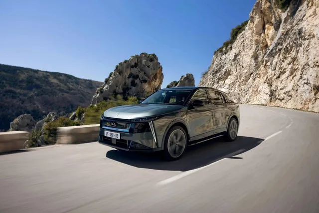 Le DS N°7 2026, SUV premium électrique de DS Automobiles, de couleur verte sur une route de montagne