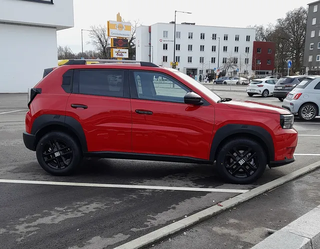 Fiat Grande Panda rouge vue de trois quarts avant