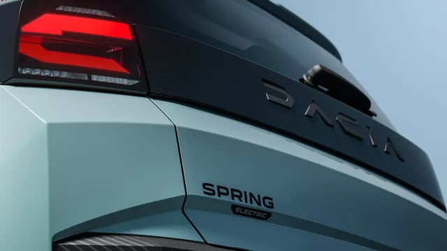 Détail arrière de la nouvelle Dacia Spring électrique avec logo Dacia et badge Spring Electric