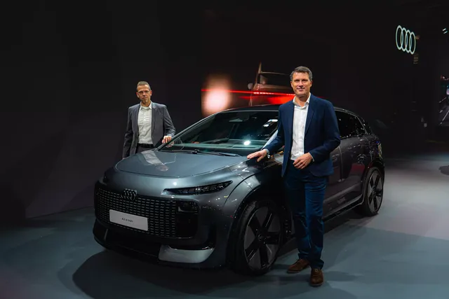 Audi A2 e-tron grise présentée sur le stand Audi au Mondial de Paris 2026